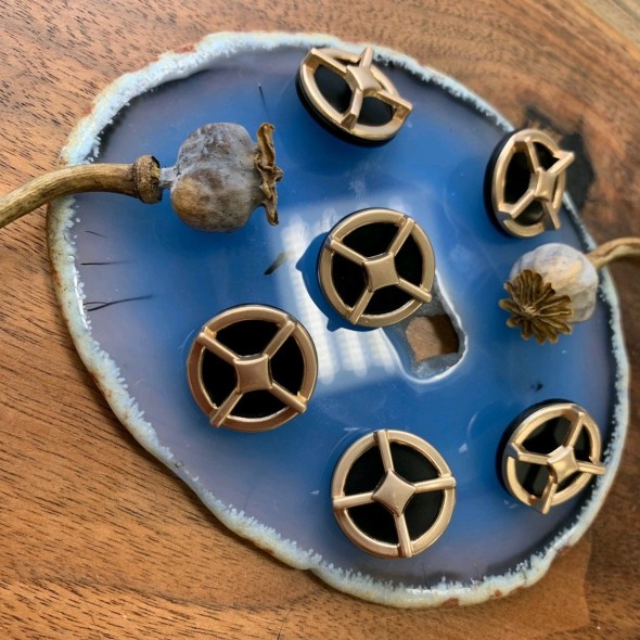 Пуговицы черные в оправе из матового золотистого металла