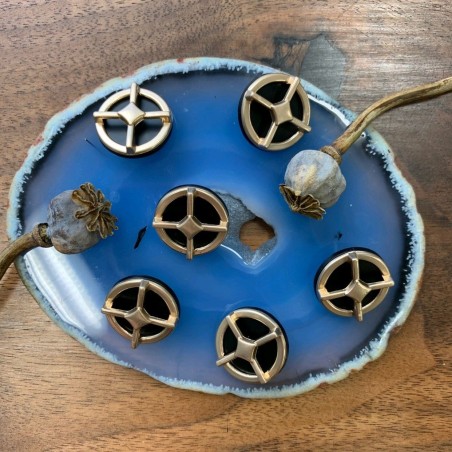 Пуговицы черные в оправе из матового золотистого металла