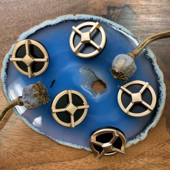 Пуговицы черные в оправе из матового золотистого металла