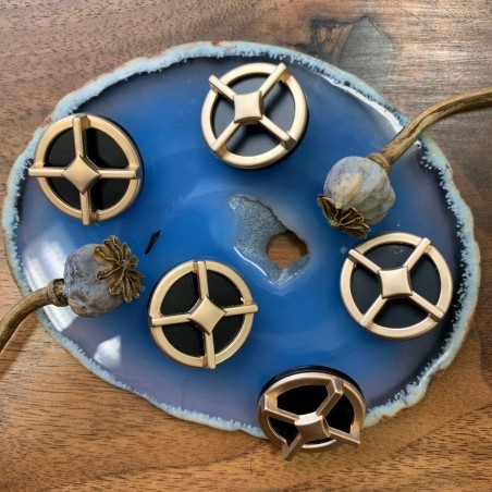 Пуговицы черные в оправе из матового золотистого металла