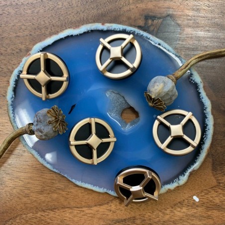 Пуговицы черные в оправе из матового золотистого металла