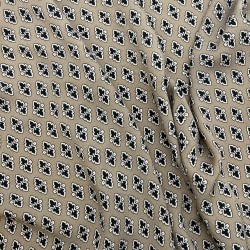 Ткань вискоза летняя с геометрическим принтом на бежевом фоне