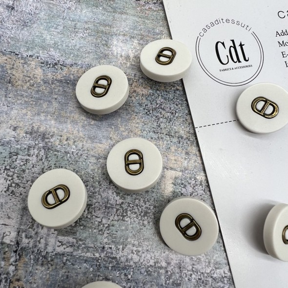 Пуговицы пластик матовый молочный с буквами CD, 18 мм