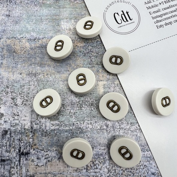 Пуговицы пластик матовый молочный с буквами CD, 18 мм