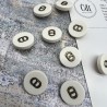 Пуговицы пластик матовый молочный с буквами CD, 18 мм