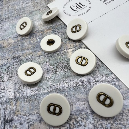 Пуговицы пластик матовый молочный с буквами CD, 18 мм