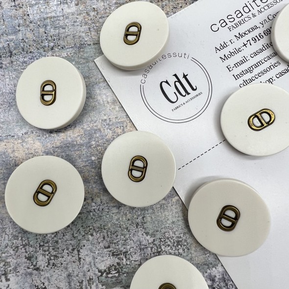 Пуговицы пластик матовый молочный с буквами CD, 23 мм
