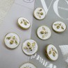 Пуговицы белые с золотистой мухой, 23 мм