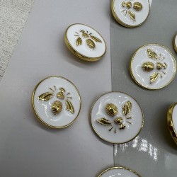 Пуговицы белые с золотистой мухой, 23 мм