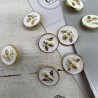 Пуговицы белые с золотистой мухой, 18 мм