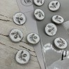 Пуговицы белые с серебристой мухой, 23 мм