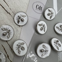 Пуговицы белые с серебристой мухой, 23 мм