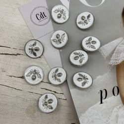 Пуговицы белые с серебристой мухой, 23 мм