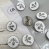 Пуговицы белые с серебристой мухой, 23 мм