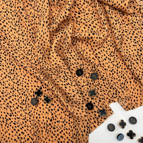 Ткань креп оранжевый с анималистическим принтом