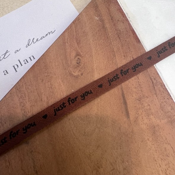 Тесьма репсовая хлопковая коричневая с принтом, 10 мм